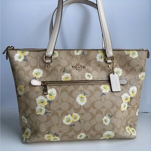 Coach Gallery Tote In Signature Canvas with Daisy Print - Im/Light Khaki EUC